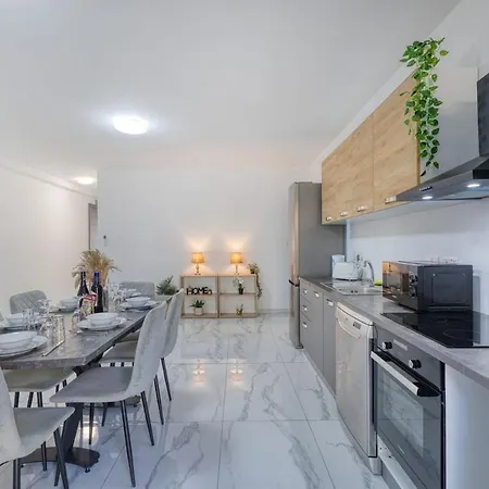 Apartment Wonderland, 3
