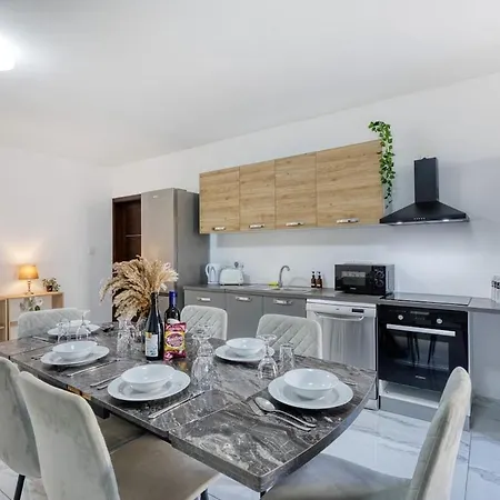 Apartment Wonderland, 3