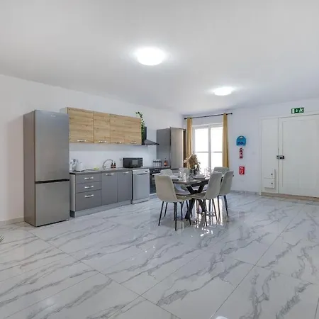Apartment Wonderland, 3