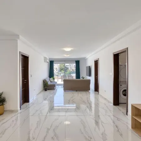 Apartment Wonderland, 3